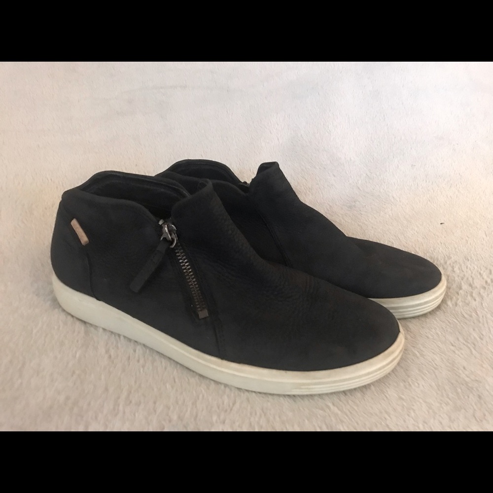 Ecco Soft Side Zip Bootie, Size 8.